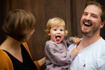 Plaatstekort in het Brussels onderwijs: baby Ward en zijn ouders